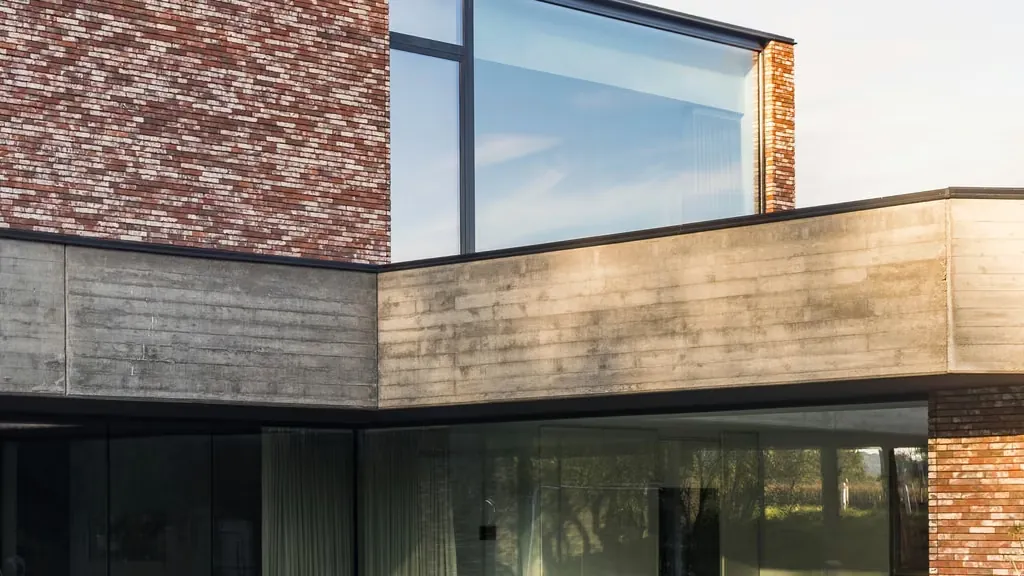 Maison contemporaine brique et bois avec grande baie coulissante — visuel produit